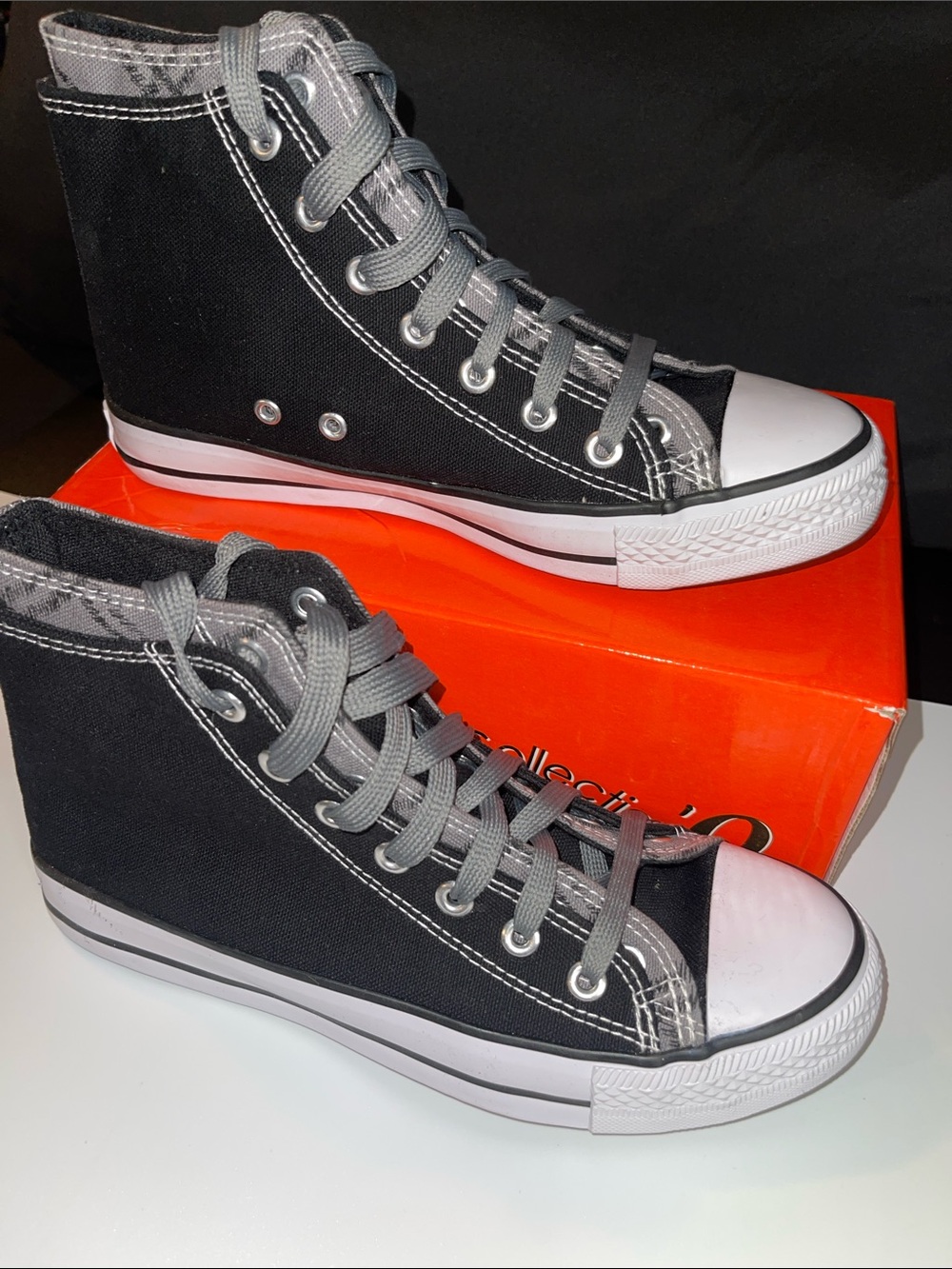 Women’s High Tops Size 7 - Collection O New In Box 🗃️